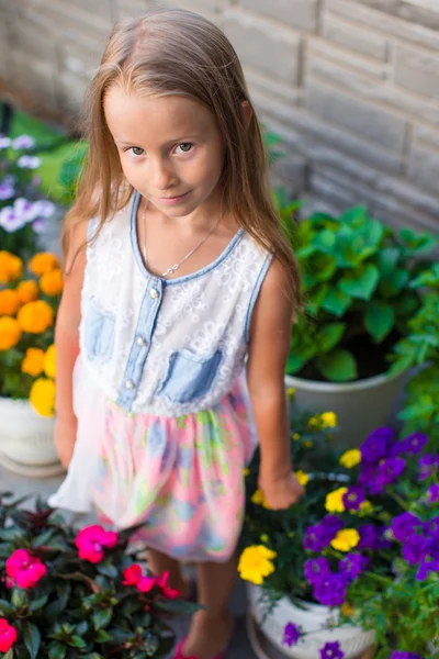 Rozkošná holčička radost venkovní na letní čas — Stock fotografie