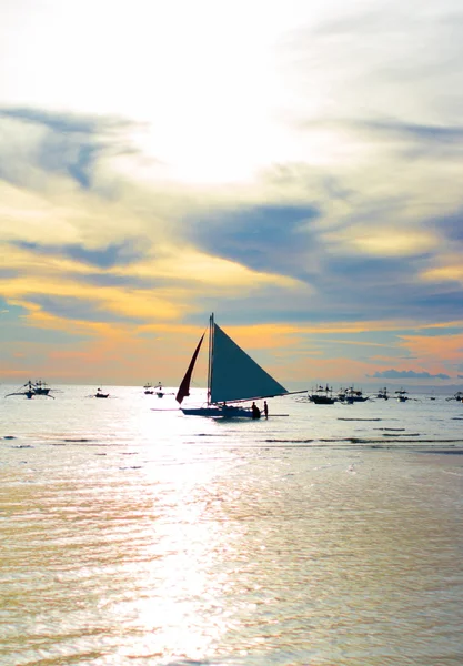 帆船在美丽多彩的日落 — 图库照片
