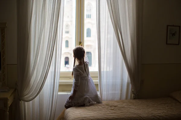Urocza dziewczynka, patrząc przez okno na duomo, Mediolan, Włochy — Zdjęcie stockowe