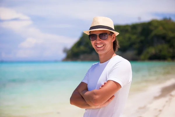 Porträtt av glad ung man gå på en tropisk strand — Stockfoto
