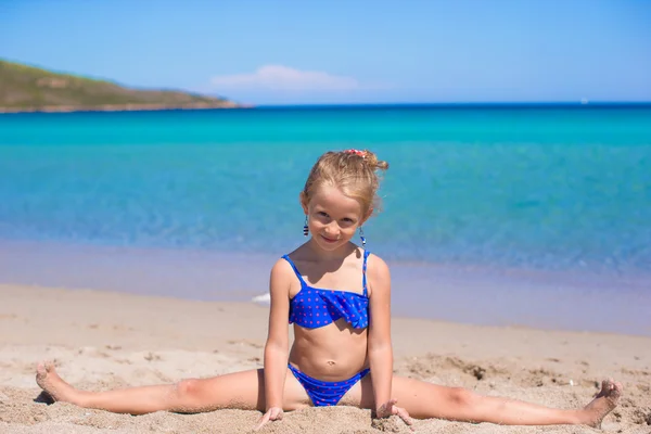 Adorable little girl have fun on tropical white sandy beach — Stock Photo, Image