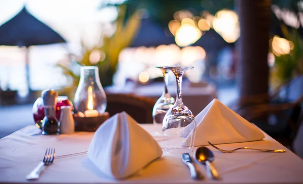 Close-up van glas met water in een restaurant in de avond — Stockfoto