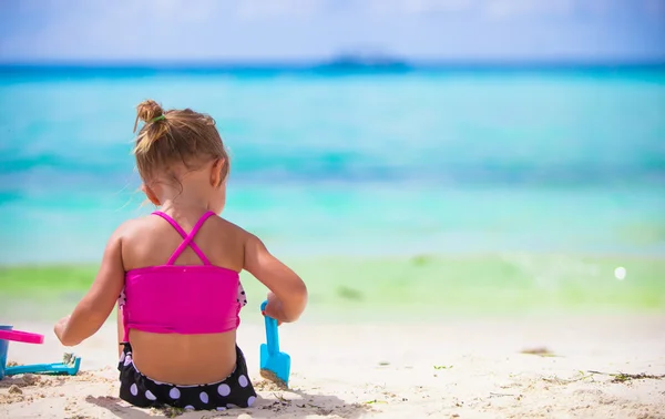 Bambina che gioca con i giocattoli della spiaggia durante le vacanze tropicali — Foto Stock