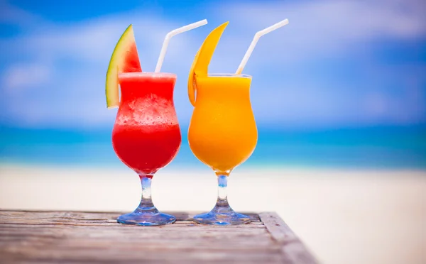 Två drinkar färsk vattenmelon och mango på bakgrund av fantastiska turkosa havet — Stockfoto
