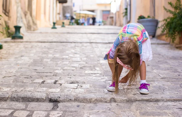 Очаровательная маленькая девочка весело провести время на открытом воздухе, Корсика — стоковое фото