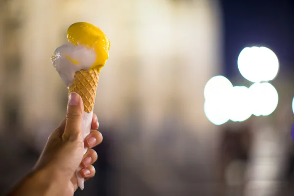 特写的华夫饼干冰淇淋背景著名的广场 — 图库照片