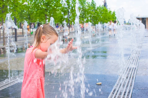 Adorabile bambina divertirsi in calda giornata estiva soleggiata — Foto Stock