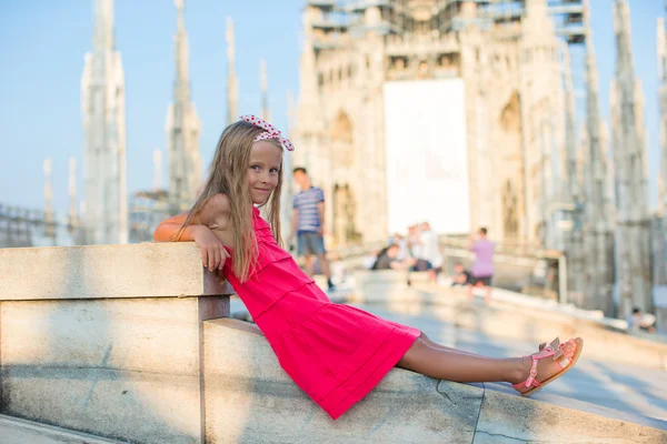 Очаровательная маленькая девочка на крыше Duomo, Милан, Италия — стоковое фото