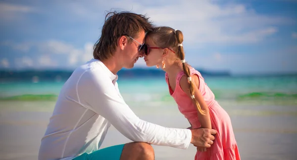 Glücklicher Vater und entzückende kleine Tochter am Strand — Stockfoto