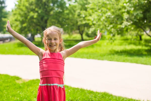 Niña adorable con flores en el jardín — Foto de Stock