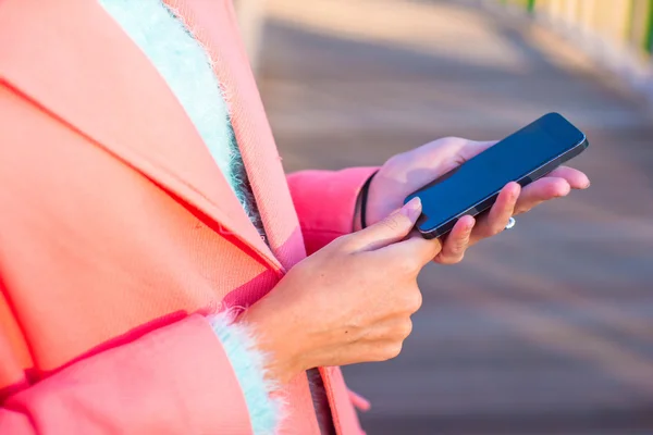 Jonge vrouw nemen een foto door haar telefoon op herfstdag — Stockfoto