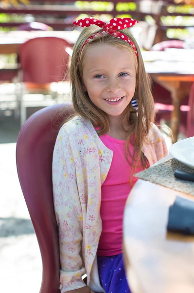 Schattig meisje ontbijten in het restaurant — Stockfoto