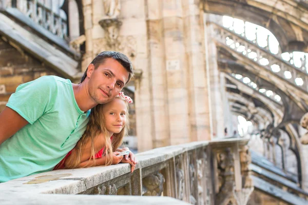 Rozkošná holčička s otcem na střeše katedrály duomo, milan, Itálie — Stock fotografie