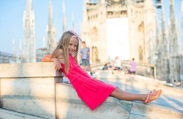 Adorabile bambina sul tetto del Duomo di Milano — Foto Stock