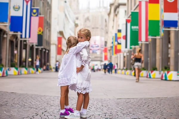 Pequenas garotas adoráveis andando em Milão em férias italianas — Fotografia de Stock