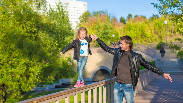Adorável filha e pequeno pai no parque de outono ao ar livre — Fotografia de Stock
