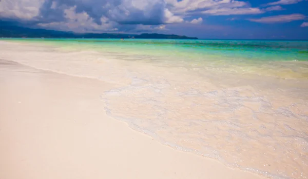 Perfect tropical beach with turquoise water and white sand beaches — Stock Photo, Image