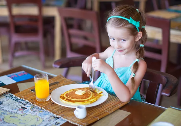 Adorabile bambina che fa colazione al caffè all'aperto — Foto Stock