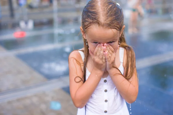 Retrato de la pequeña chica mojada feliz al aire libre — Foto de Stock