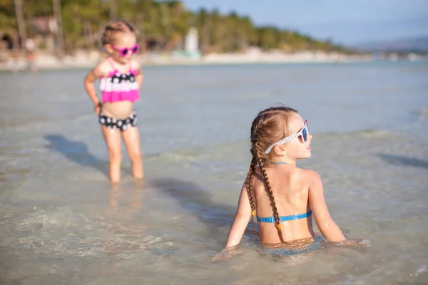 Aranyos kislány jó szórakozást a fehér strand nyaralás alatt — Stock Fotó