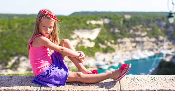 Rozkošná holčička venku s krásným výhledem ve městě Bonifacio, Korsika — Stock fotografie