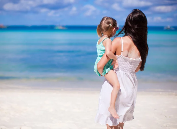 Niña y madre feliz durante las vacaciones de verano en la playa — Foto de Stock