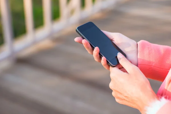 Jonge vrouw nemen een foto door haar telefoon op herfstdag — Stockfoto