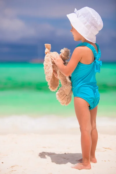 Adorable little girl playing with toy during beach vacation — Stock Photo, Image