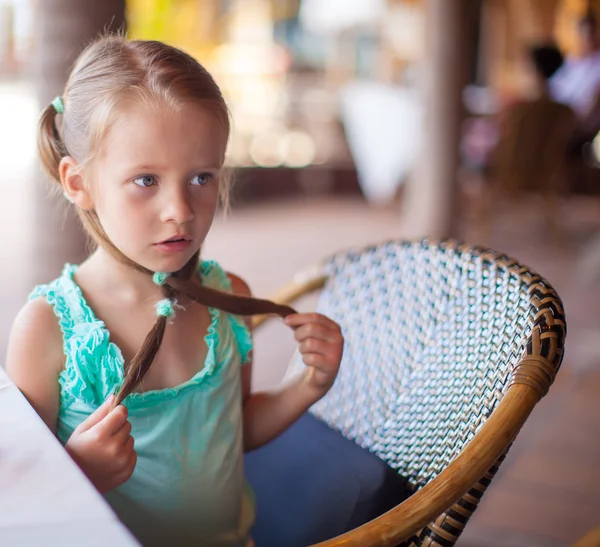 愛らしい女の子持っています朝食で屋外カフェ — ストック写真