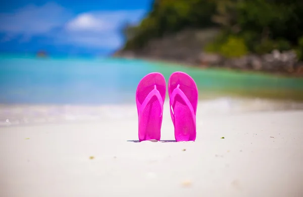 Paire de flipflop coloré sur la plage de la mer — Photo