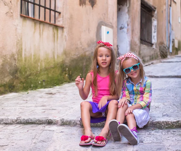 Entzückende kleine Mädchen im Freien in der europäischen Stadt — Stockfoto