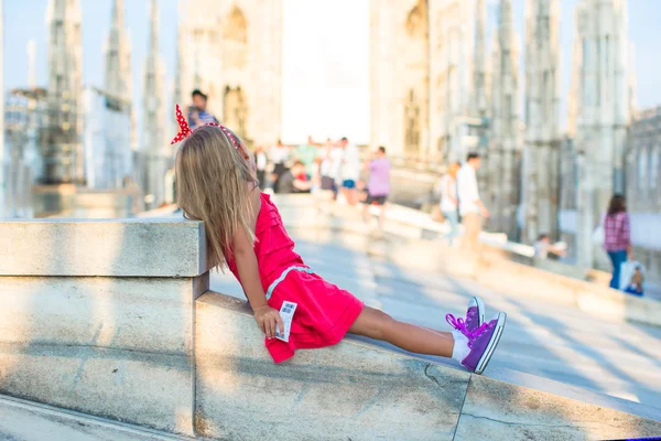 Очаровательная маленькая девочка на крыше Duomo, Милан, Италия — стоковое фото