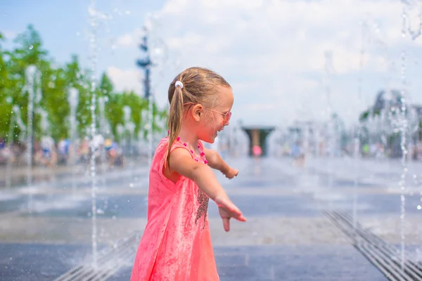 愛らしい女の子のホット晴れた日で楽しい時を過す — ストック写真