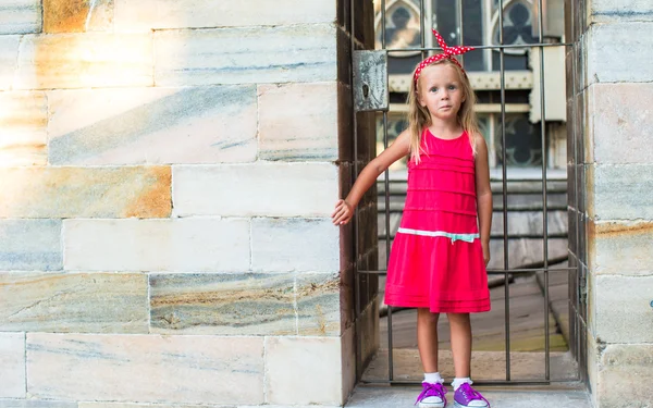 Menina adorável no telhado de Duomo, Milão, Itália — Fotografia de Stock