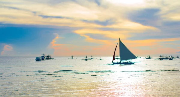 Sailing boat at beautiful colorful sunset — Stock Photo, Image