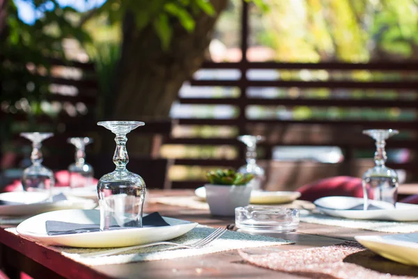 Served table set at outdoor cafe — Stock Photo, Image