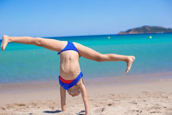 Adorável menina na praia de areia branca tropical — Fotografia de Stock