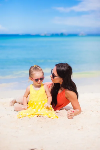 Urocza mała dziewczynka i szczęśliwa mama podczas wakacji na tropikalnej plaży — Zdjęcie stockowe