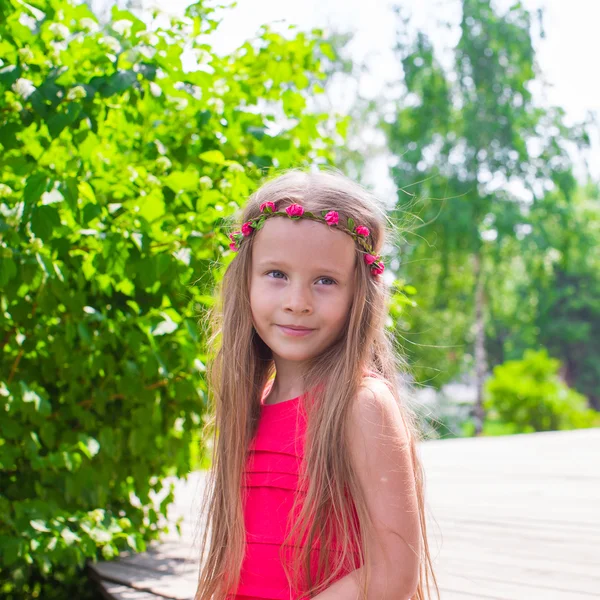 Çiçek çiçek bahçesinde mutlu sevimli küçük kız — Stok fotoğraf