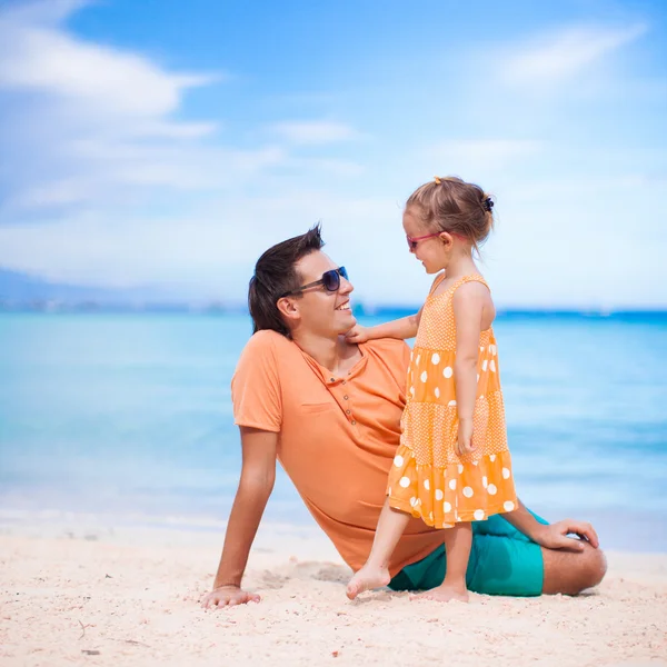Отец и маленькая дочь на белом пляже — стоковое фото