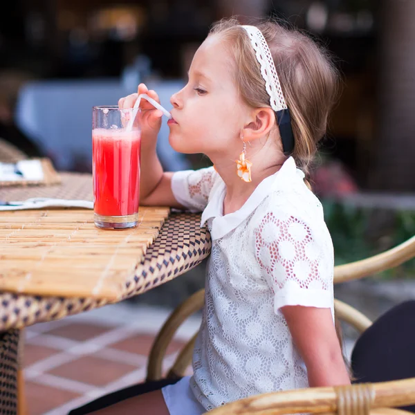 Adorabile bambina che beve cocktail di frutta all'aperto — Foto Stock