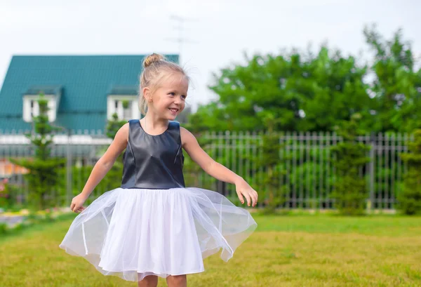 Adorable petite fille heureuse en plein air à l'heure d'été — Photo