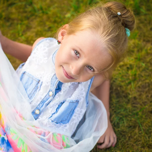 Entzückendes kleines Mädchen glücklich draußen zur Sommerzeit — Stockfoto