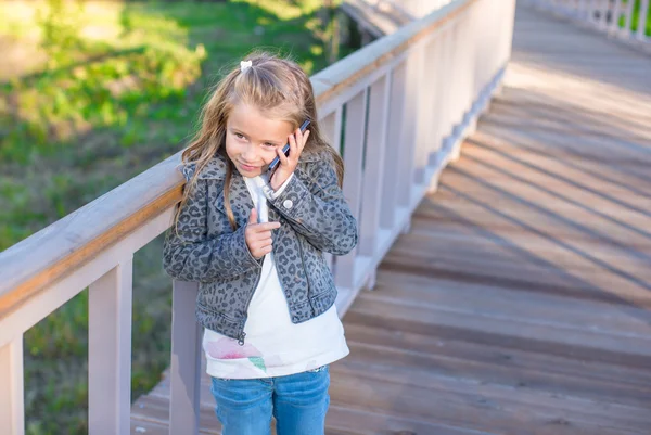 Adorable niña en el cálido día de otoño al aire libre —  Fotos de Stock