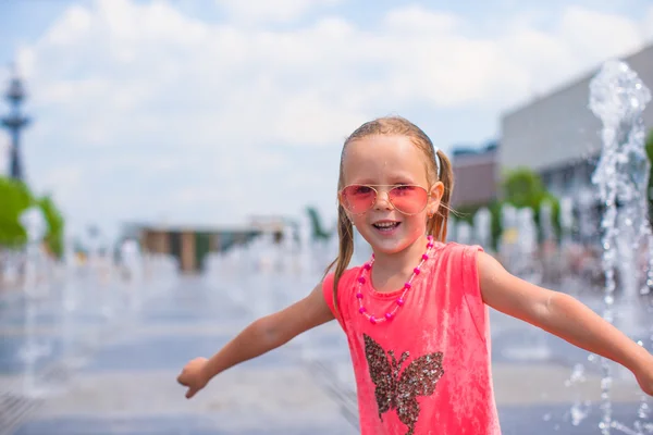 Adorabile ragazza divertirsi nella calda giornata di sole — Foto Stock
