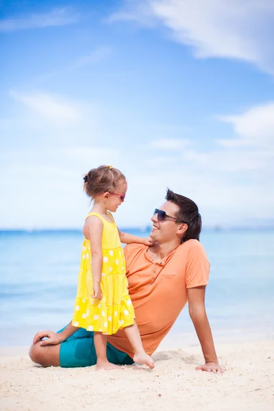 Vader en dochtertje op witte strand — Stockfoto