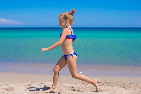 Adorable niña se divierten en la playa tropical de arena blanca —  Fotos de Stock