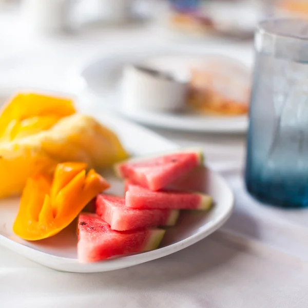 Desayuno saludable en la mesa de cerca en la cafetería al aire libre — Foto de Stock