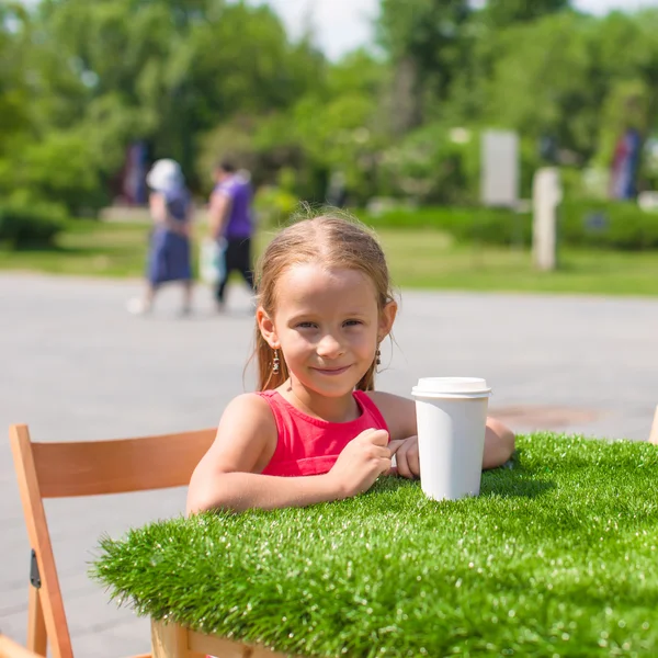 Liten bedårande flicka på uteservering på varm sommardag — Stockfoto