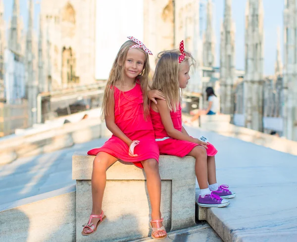 Sevimli küçük kızlar Duomo, Milan, İtalya, çatı üzerinde — Stok fotoğraf